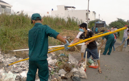 ĐVTN thu gom rác thải và phát hoang bụi rậm trong ngày thứ 7 tình nguyện